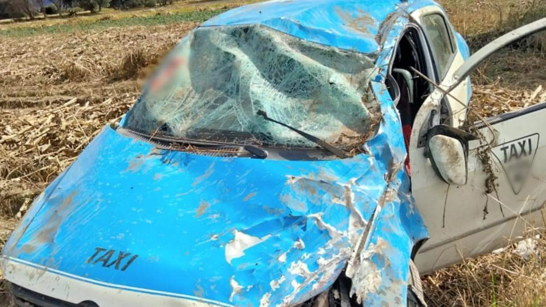 Taxi chocado por ladrones en Tehuacan1